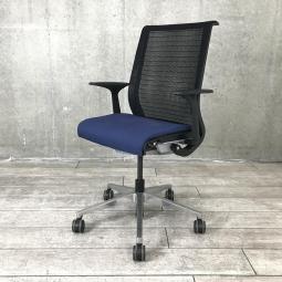 【定価約16万円】【ワイヤーが体にフィットするアメリカ発の大人気商品！長時間の着座ストレスを軽減！】 ■スチールケース(Steelcase)製　シンク(think)チェア　肘付き　ハイバック　■メッシュバック　■固定肘　■背面：ブラック/座面：ブルー