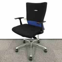 【背あてのしなやかな曲線が背中にフィット！快適な座り心地に高級感のあるデザインが人気！】■オカムラ(okamura)製　フィーゴ(feego)チェア　肘付き　ミドルバック　■シームレスタイプ　■固定肘　■ブルー×ブラックシェル