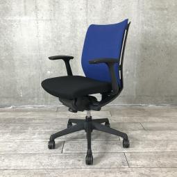 【人間工学に基づいた快適な座り心地！背によりかかるとバックシェルのグリッドが変形し、やさしくワーカーの身体を支えます！】■オカムラ(okamura)製　ヴィスコンテ(Visconte)チェア　肘付きローバック　クッションタイプ　■固定肘　■背面：ミディアムブルー/座面：ブラック