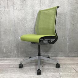 【あなたの座るを考える！ワイヤー構造が体を支える、有名海外メーカー製の定番チェア！座り心地抜群の人気チェア！】■スチールケース(Steelcase)製　シンク(think)チェア　肘無ハイバック　メッシュバックタイプ　■グリーン×ブラックシェル