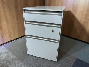 【A4ファイルをしっかり収納！】【使いやすさ抜群のキャスター付き３段ワゴンがロットで入荷しました！】■イトーキ（ITOKI）インクルード　3段ワゴン　キャスター付き　■ホワイト 高さ600㎜