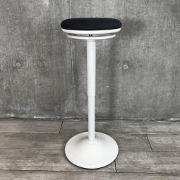 【「座る」と「立つ」のいいとこ取り！】■オカムラ(okamura)製　ピルエット(pirouetto)シリーズ　カウンターチェア　スツール　■座面：ブラック/支柱脚：ホワイト【高さ調節可能なパーチングスツール！】