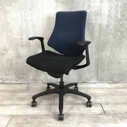 【姿勢の変化にフレキシブルに対応！スタイリッシュなデザイン！】■イトーキ（ITOKI）　エフチェア（ｆ）　肘付き　ローバック　■固定肘　■背面ネイビーブルー/座面ブラック×ブラックシェル