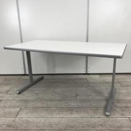 【リフレッシュスペースにもオススメのミーティングテーブル！】■オカムラ（okamura）製　8177シリーズ　ミーティングテーブル　■W1500×D750㎜　T字脚タイプ　■天板：ホワイト