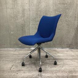 【包み込まれる座り心地！ラウンジにもフィットするモダンなデザイン！】■オカムラ(okamura)製　8145シリーズ　肘無　ミーティングチェア　ラウンジチェア　5本脚　■キャスター付　■ブルー