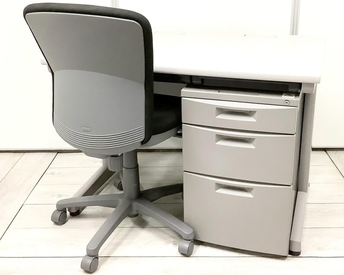 【セット商品（デスク×1台、ワゴン×1台、チェア×1脚）】【幅1000㎜のコンパクトタイプ！使い勝手の良い３段収納の疑似片袖机！】■イトーキ（ITOKI）製　CZNシリーズ　片袖机　■W1000㎜　■グレー　■シリンダー錠※横浜本店撮影画像
                        CZN デスク
                                    中古
            