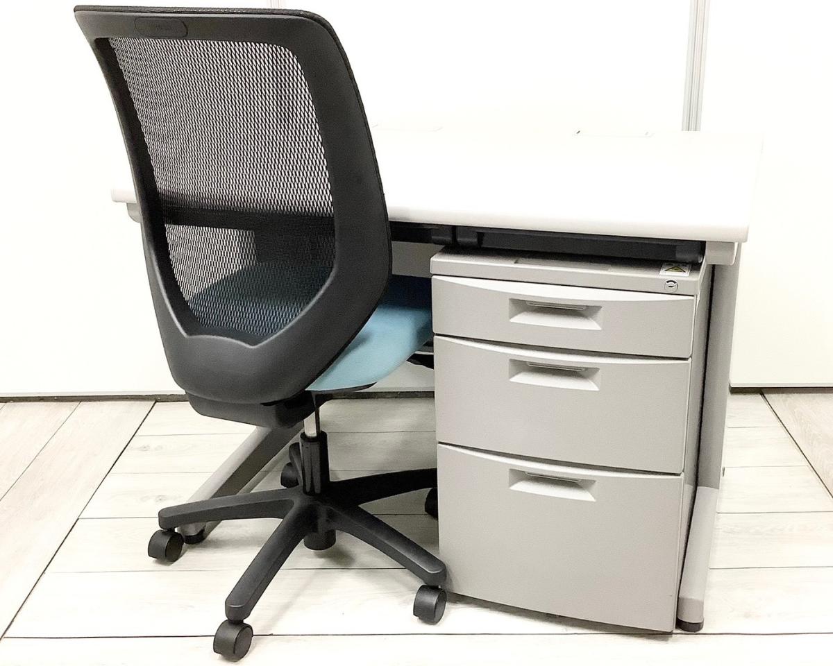 【セット商品（デスク×1台、ワゴン×1台、チェア×1脚）】【幅1000㎜のコンパクトタイプ！使い勝手の良い３段収納の片袖机！】■イトーキ（ITOKI）製　CZNシリーズ　片袖机　■W1000㎜　■グレー　■シリンダー錠※横浜本店撮影画像
                        CZN デスク
                                    中古
            