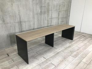 【働き方やレイアウトなどあらゆる変化に対応！シンプルで美しいワークスペースで作業効率アップ！】■コクヨ（KOKUYO）製　ワークヴィスタ（Work Vista）シリーズ　片面専用　フリーアドレスデスク　■W2500×D720㎜　2枚連結　■天板：木目ダーク　パネル脚：ブラック【HU】【関東倉庫在庫品】【弊社使用欄：A01036542】