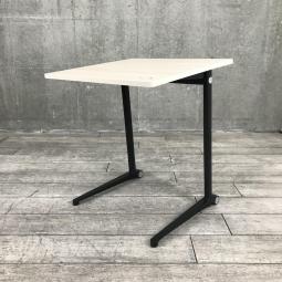 【とても珍しい幅650㎜のパーソナルデスク！快適性と作業性を両立したシリーズ】■オカムラ(okamura)製　ライブス パーソナルチェア＆テーブル(Lives Personal Chair＆Table)シリーズ　平机　傾斜タイプ　W650×D600㎜　■キャスター付　■木目ナチュラル