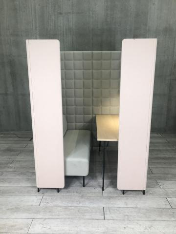 【個室感がほどよく増し集中して作業が出来ます!】■コクヨ製 フォーレ(fore) ワークブース ソロソファーブース ■ソファ・ライト付き ■ピンク×グレー ナチュラル天板 【ABW】【関東倉庫在庫品】【弊社使用欄:A01039147】