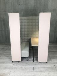 【個室感がほどよく増し集中して作業が出来ます！】■コクヨ製　フォーレ（fore）　ワークブース　ソロソファーブース　■ソファ・ライト付き　■ピンク×グレー　ナチュラル天板 【ABW】【関東倉庫在庫品】【弊社使用欄：A01039147】