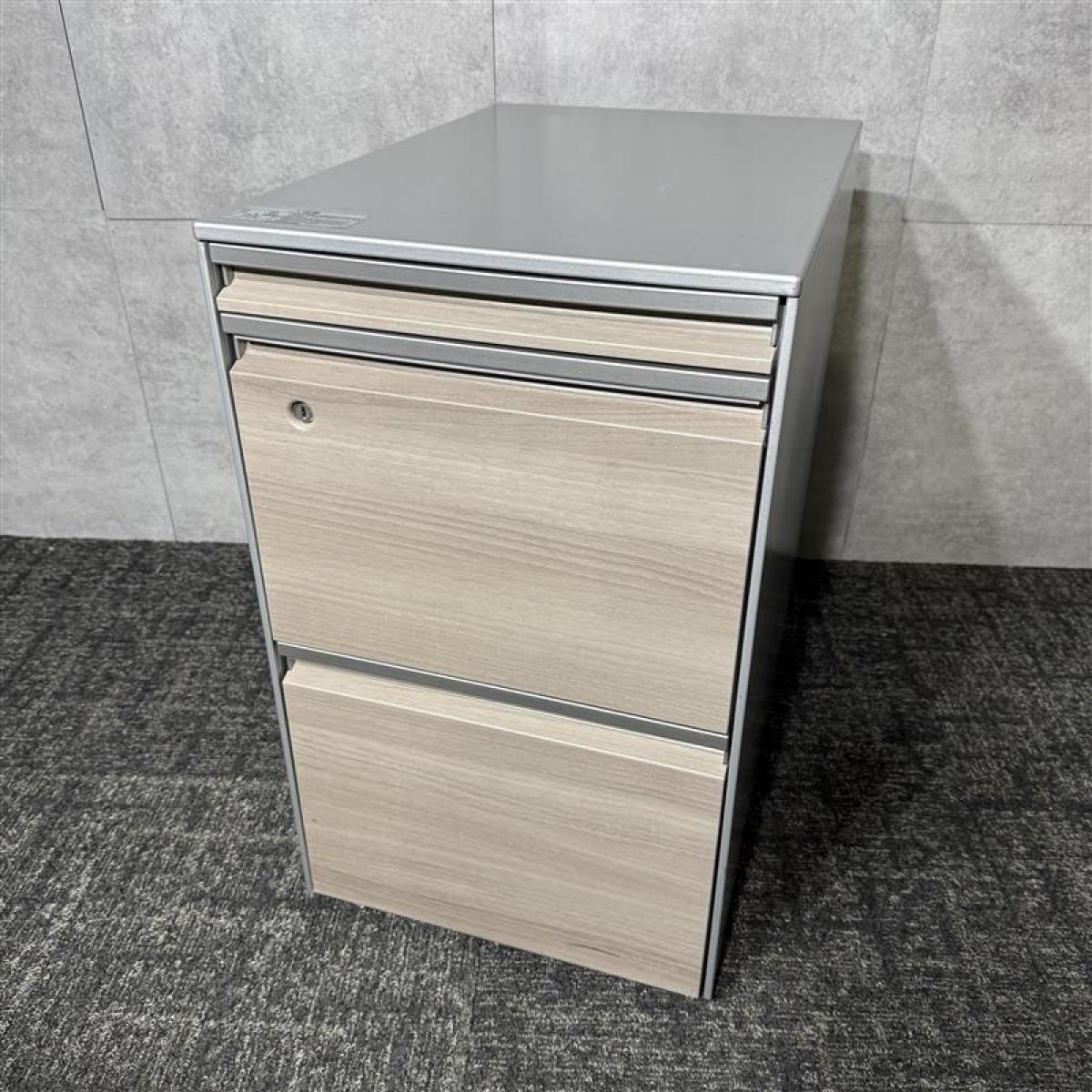 ★近日入荷品★【博】【オカムラ製の3段ワゴン！デスク周りの収納が足りなくなった際にぜひ！】■オカムラ製　プロステージ クレスト　ナチュラル　《オフィスバスターズ福岡博多店は、福岡を拠点として、日本全国へ中古オフィス用品・オフィス家具を提供しております》※サテライトは商談スペースのみの為、在庫は福岡の在庫を掲載しております。商品につきましてはお電話にてお問い合わせください
                        プロステージ　クレスト
                                    中古
            