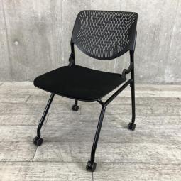 【重ねて省スペースなネスティングチェア!会議室、共有スペースなどに!】/オススメ(おすすめ) /人気商品【弊社使用欄:A01049591】■ネスティングチェア ミーティングチェア ■背ヌードメッシュ ■キャスター付 ■ブラック/オカムラ(okamura)製 ルナ(Runa)チェア