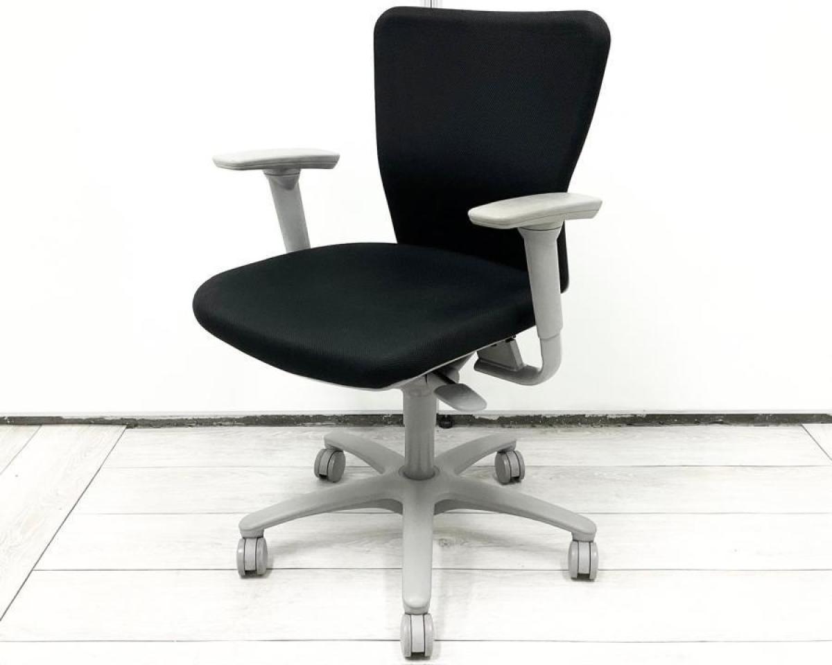 【椅子探しに迷ったらコレがオススメ！人間工学に基づいた快適シーティング！】/オススメ(おすすめ) /人気商品【弊社使用欄：A00974217】■オカムラ/カロッツァチェア/肘付き/ローバックチェア/ブラック
                        カロッツァチェア
                                    中古
            