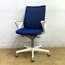 オカムラ　フルーエントチェア　肘付きローバックモデル　デザインアーム（固定肘）　メッシュタイプ　ミディアムブルー×ホワイトフレーム【愛知・名古屋・豊田・静岡・浜松】