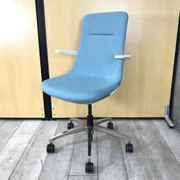 背と座をなめらかに一体化させた独特のフォルム！新しいビジネスシーンを創造するマルチパーパスチェア！
■イトーキ/モーブチェア（MOVU）/ターコイズブルー