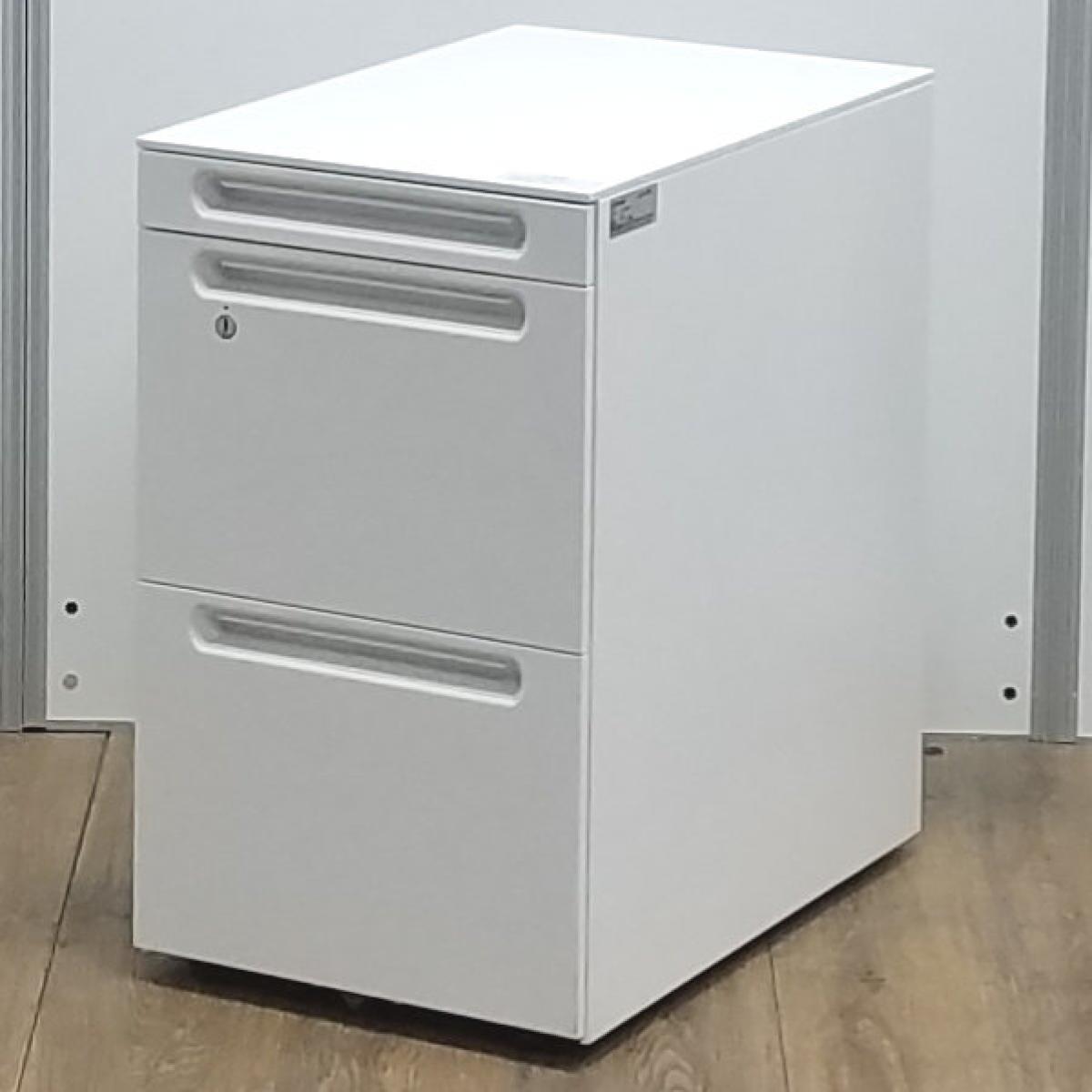 ★クロガネ製　FU　ホワイト　W388xD592xH650サイズ　シリンダー　収納力抜群で使いやすい3段ワゴン！　フリーアドレスデスクや平机のお供に！　ワゴンシリーズ　フリアド用ワゴン　3段ワゴン！！
                        その他シリーズ
                                    中古
            