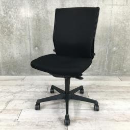 【長時間のデスクワークもランバーが快適にサポート！オフィスの定番チェア！起業や入替に！】■オカムラ（okamura）製　エスクードチェア（ESCUDO）　肘無し　ハイバック　■ランバー付　■ブラック【AD】