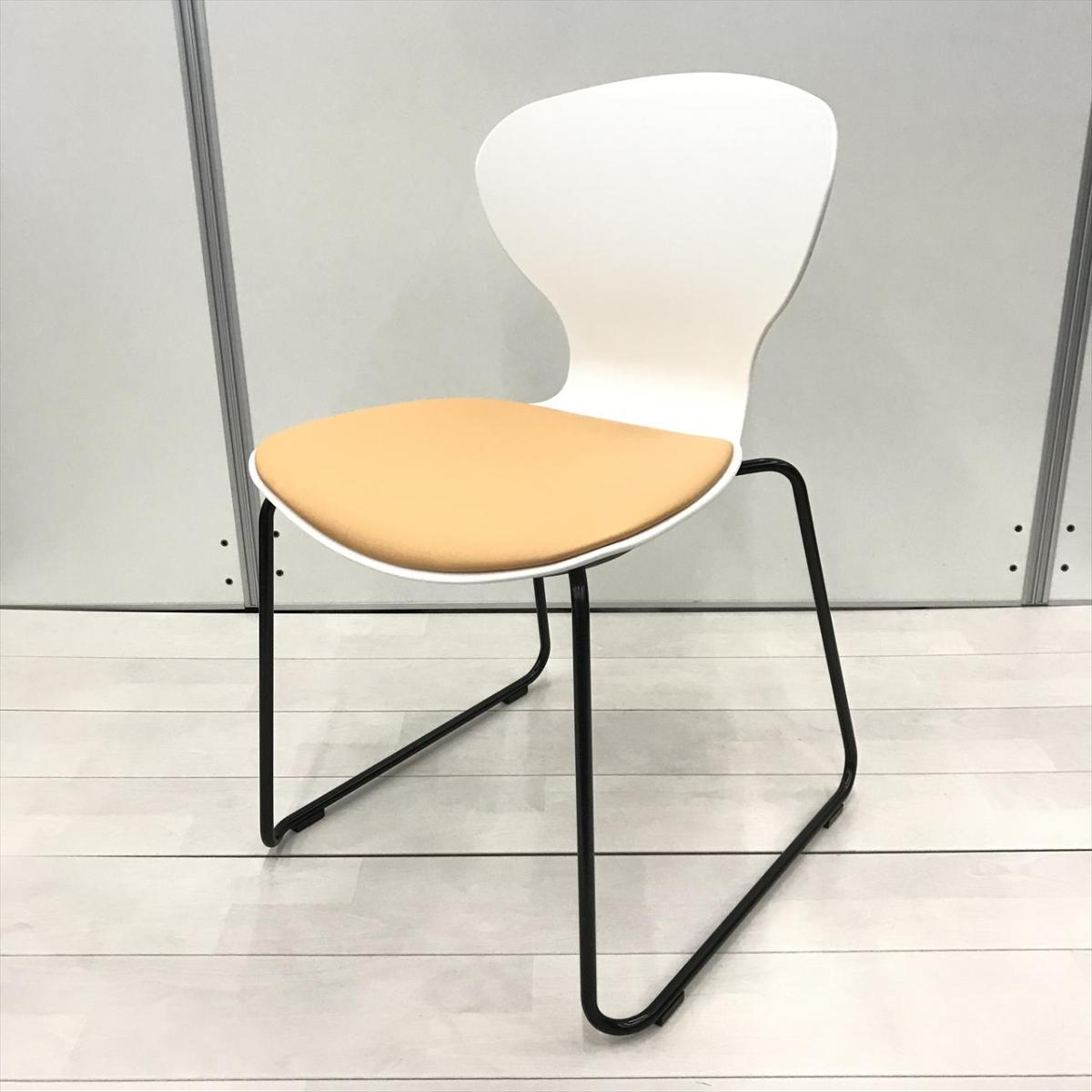 新古品！【まとめて揃います！】【デザイン性のあるスタッキングチェア！リフレッシュルームや待合室におすすめ！】■オカムラ製　9370シリーズ　スタッキングチェア　■ホワイトシェルタイプ　■アプリコット　ビニール座面【OKT87】【関東倉庫在庫品】【弊社使用欄：A01053099】
                        9370シリーズ
                                    新古品
            