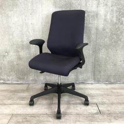 【身体に合わせて自在にフィット！どんな体格の方でも快適な座り心地をご提供！】■オカムラ(okamura)製　スフィア(Spher)チェア　肘付き　ハイバック　■固定肘　■パープル×ブラックシェル