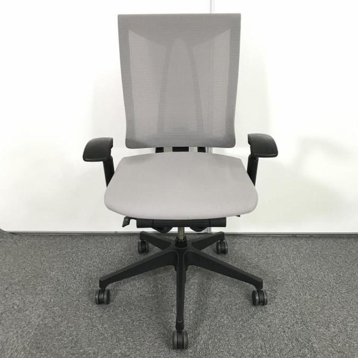 【チェア自らが動き座る人の体を支える！ 】■イトーキ　セレーオチェア　可動肘付　ライトグレー×ブラックシェル　■座るとわかる快適さ！骨盤にしっかりフィット！
                        セレーオチェア
                                    中古
            