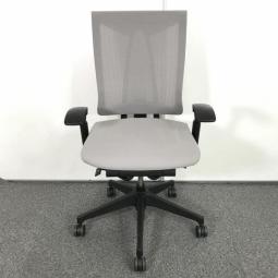 【チェア自らが動き座る人の体を支える！ 】■イトーキ　セレーオチェア　可動肘付　ライトグレー×ブラックシェル　■座るとわかる快適さ！骨盤にしっかりフィット！