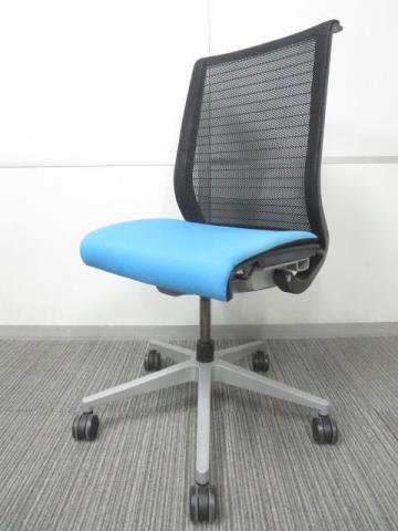 【自動調整機能で快適な座り心地!まさに考えるイス!THINK!】■スチールケース製 シンクチェア 座:ブルー 背:ブラックメッシュ 3Dニット ■長時間の着座ストレスを軽減!ワイヤーが体にフィットするアメリカ発の大人気商品!