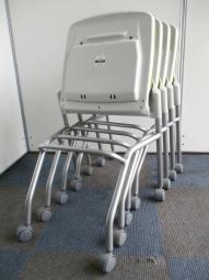 【訳アリ品！】価格重視のミーティング用チェアが4脚設置で入荷！重ねて収納が可能！
◆内田洋行/MF-180/グリーン　※経年劣化により異音あり