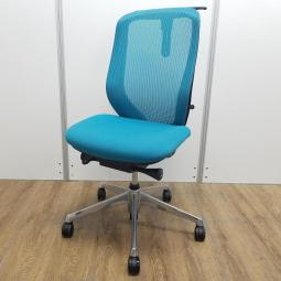 オカムラ製　シルフィシリーズ　ブルーグリーン　背面メッシュ　ブラックフレーム　ハンガー付　オフィス家具　リモートワーク　前傾チルト機能が秀逸！オカムラ製品で最も人気を集める高機能メッシュチェア　肘無しハイバックチェア！！【個】【T11】