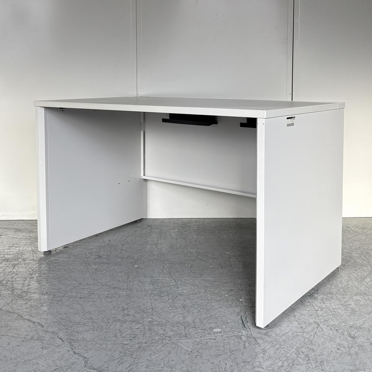 【関西倉庫在庫品】■イトーキ（ITOKI）製　CZRシリーズ　平机　引き出し無　W1400×D700㎜　■パネル脚　■配線口　■ホワイト【パネル脚が珍しい、シンプルなオフィスデスク！】【弊社使用欄：A01050805】
                        CZRデスク
                                    中古
            