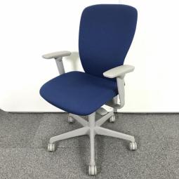 【関西倉庫在庫品】【機能充実のワーキングチェア！身体を包み込むやさしい座り心地！】■オカムラ(okamua)製　スラート　肘付ハイバックチェア　■ブルー(ミディアムブルー)　■可動肘【弊社使用欄：A01050710】