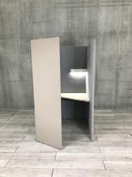 【仮】【右開口】【ワーカーの集中を高める省スペースなワークブースが入荷！】■オカムラ(okamura)製　ドレープシリーズ　テトラタイプ　集中ワークブース 　W1060×D1450×H1920㎜　■照明・コンセント付き　■外側：ベージュ/内側：グレー【ABW商材】【関東倉庫在庫品】【弊社使用欄：A01050440】