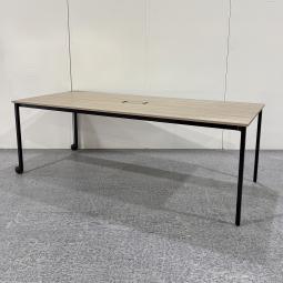 おしゃれなカフェ風の木目の会議テーブル　イトーキ　　オリゴテーブル　W2100mmの6名様着席推奨サイズ　配線カバー有り