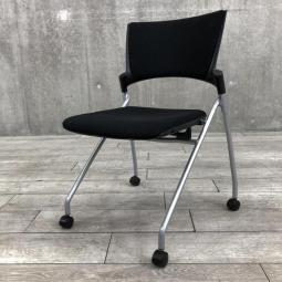 【定価6万円】【ソフトベンディングシェルが背を優しく受け止める！】■イトーキ（ITOKI）　マノスチェア（MANOSS）　ネスティングチェア　ミーティングチェア　肘無し　■背パッド付き　■キャスター脚　■ブラック