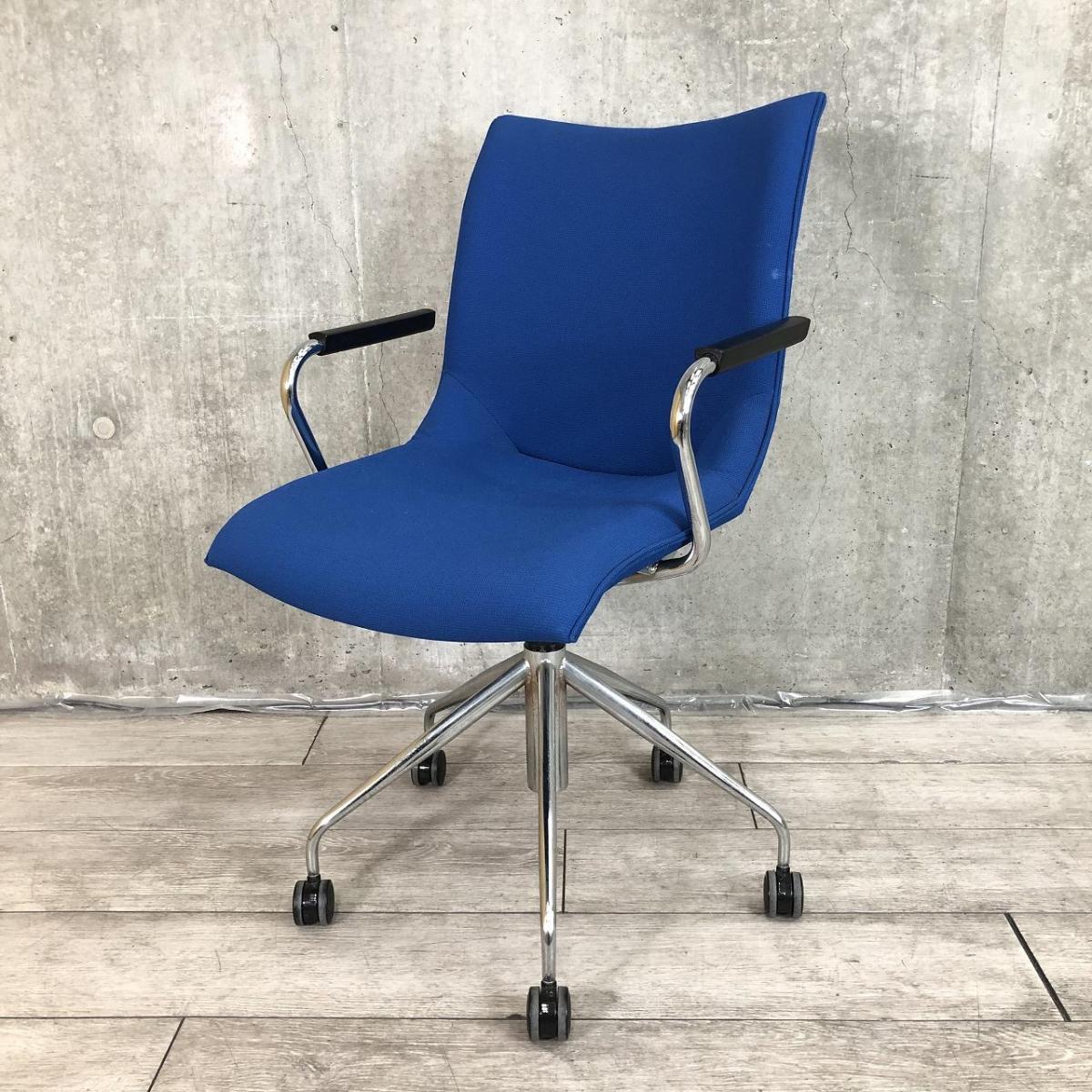 【長時間の作業でもワーカーを優しく包み込むクッション構造！】■オカムラ製　ミーティングチェア　肘付　ブルー　■ラウンジエリアにもフィット！【モダンデザイン】【ABW】
                        8145シリーズ
                                    中古
            