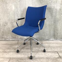 【長時間の作業でもワーカーを優しく包み込むクッション構造！】■オカムラ製　ミーティングチェア　肘付　ブルー　■ラウンジエリアにもフィット！【モダンデザイン】【ABW】