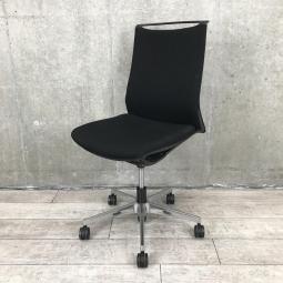 【スタイリッシュさが人気のオフィスチェア！インナーメッシュ構造による優しく包み込む座り心地！】■オカムラ(okamura)製　　モード(mode)シリーズ　肘付ハイバック　クロスバックタイプ　■ブラック　※こちらは肘カバー無し商品となります。