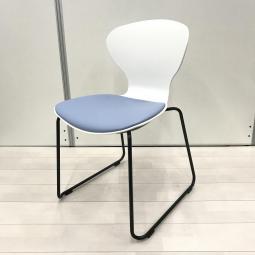 新古品！【大量入荷商品】【デザイン性のあるスタッキングチェア！打合せや会議室、休憩スペースなど使いどころ様々！】■オカムラ製　9370シリーズ　スタッキングチェア　ミーティング　カフェチェア　■ホワイトシェルタイプ　■ビニール布座面　ライトブルー　【OKT85】【関東倉庫在庫品】【弊社使用欄：】