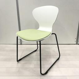 新古品！【大量入荷！】【デザイン性のあるスタッキングチェア！打合せや会議室、休憩スペースなど使いどころ様々！】■オカムラ製　9370シリーズ　スタッキングチェア　ミーティング　カフェチェア　■ホワイトシェルタイプ　■ミントグリーン　ビニール布座面　【OKT86】【関東倉庫在庫品】【弊社使用欄：】