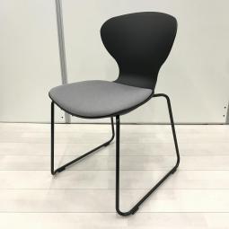 新古品！【デザイン性のあるスタッキングチェア！打合せや会議室、休憩スペースなど使いどころ様々！】■オカムラ製　9370シリーズ　スタッキングチェア　ミーティング　カフェチェア　■ブラックシェルタイプ　クローズ脚【OKT88】【関東倉庫在庫品】【弊社使用欄：】