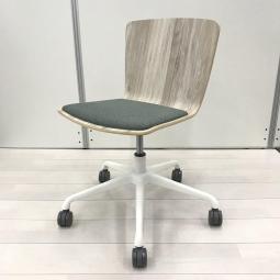 【大量入荷商品】【木製でおしゃれ！打合せや会議室、休憩スペースなど使いどころ様々！】■オカムラ製　ライブスシリーズ　ミーティングチェア　■木目調×グレー【OKT104】【関東倉庫在庫品】【弊社使用欄：】