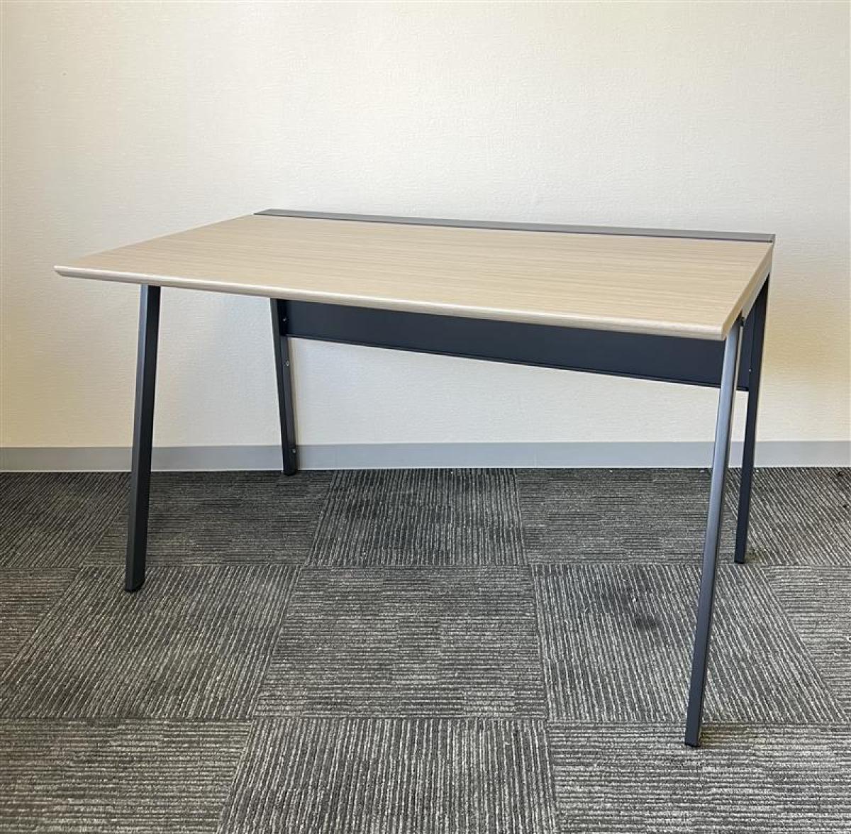 【令和トレンドデスク】【カラー：サンドオーク】【W1400】【平机】■平机　弘益　木目調　ブラックフレーム
                        その他シリーズ
                                    新品
            