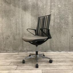 【関東倉庫在庫品】【機能とデザインが融合した包み込む座り心地のチェア！会議室やモダンなオフィスの執務用としてもおすすめ！】【在庫入替セール品】■オカムラ製　モード　肘付ハイバックチェア　■グレー　模様あり【弊社使用欄：A01018794】【ECBMC】