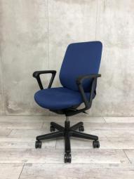 【全ての機能をコンパクトに！クッション性が高く座り心地が良いチェア！】■イトーキ(ITOKI)製　トルテRチェア(torte_R)　肘付　ハイバック　■サークル肘　■ネイビーブルー×ブラックシェル 【弊社使用欄：A01049641】【SN】