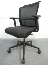 【快適な座り心地を追求して新たに開発された最新メカニズム！ワンランク上の座り心地！】■ウチダ（UCHIDA）製　エルフィチェア　肘付ミドルバック　メッシュバック　■可動肘・ハンガー付　■ブラック