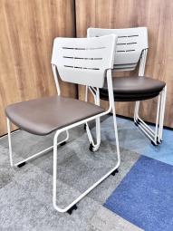 重ねて収納！使い勝手抜群のスタッキングチェア！】■イトーキ（ITOKI）　エレックチェア　スタッキングチェア　　■座面グレー×背面樹脂ブラック　※キャスター無し【スタイリッシュなデザイン！】