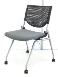 スペース空間を最大限に生かせる座面が跳ね上げ可能なネスティングチェア！
■オカムラ/プロスタック/グレー