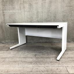 【ワークスペース広々！幅1400㎜のホワイトカラーの平机】■コクヨ（KOKUYO）製　iS（アイエス）シリーズ　平机　引き出し付き　W1400×D700×H720㎜　■ホワイト