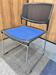 ブルーとブラックが織りなすオシャレな色合いのミーティングチェア