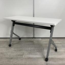 【外部倉庫在庫品】天板跳ね上げ式でスペースの有効化も！コンパクトサイズの定番サイドスタックテーブルが入荷！キャスター付きで移動も楽々！【AO】【TOGS】
■オカムラ/フラプター/ホワイト　幅1200×奥行450　幕板付き